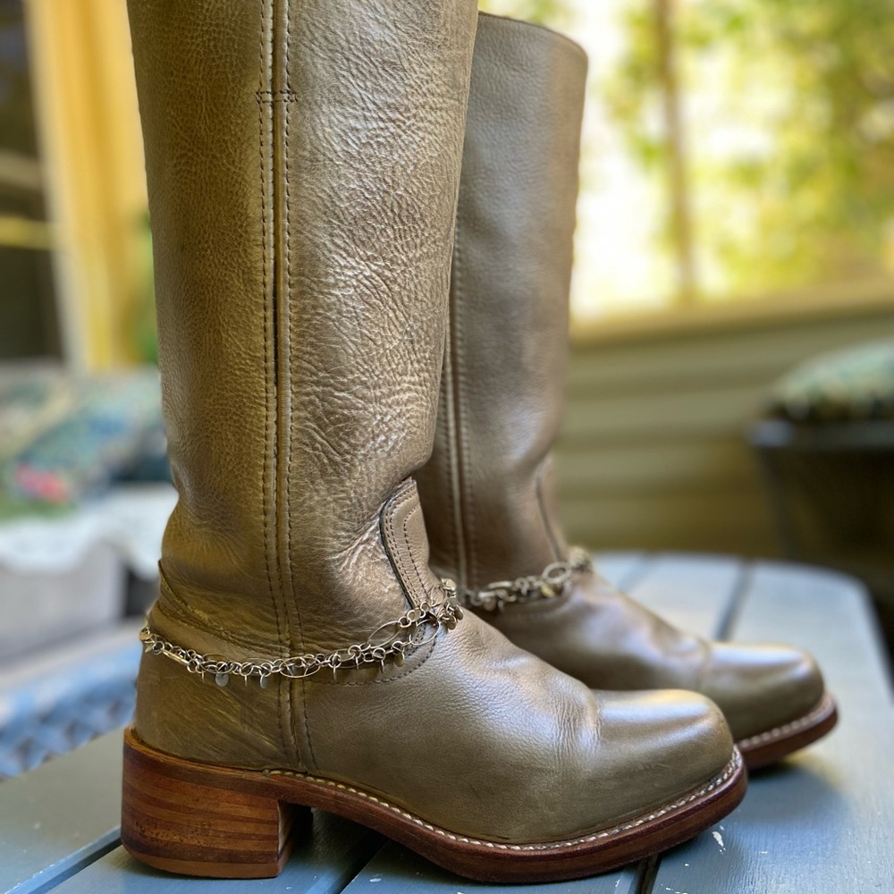 Grey Frye Campus in EUC with Removable Custom Chains